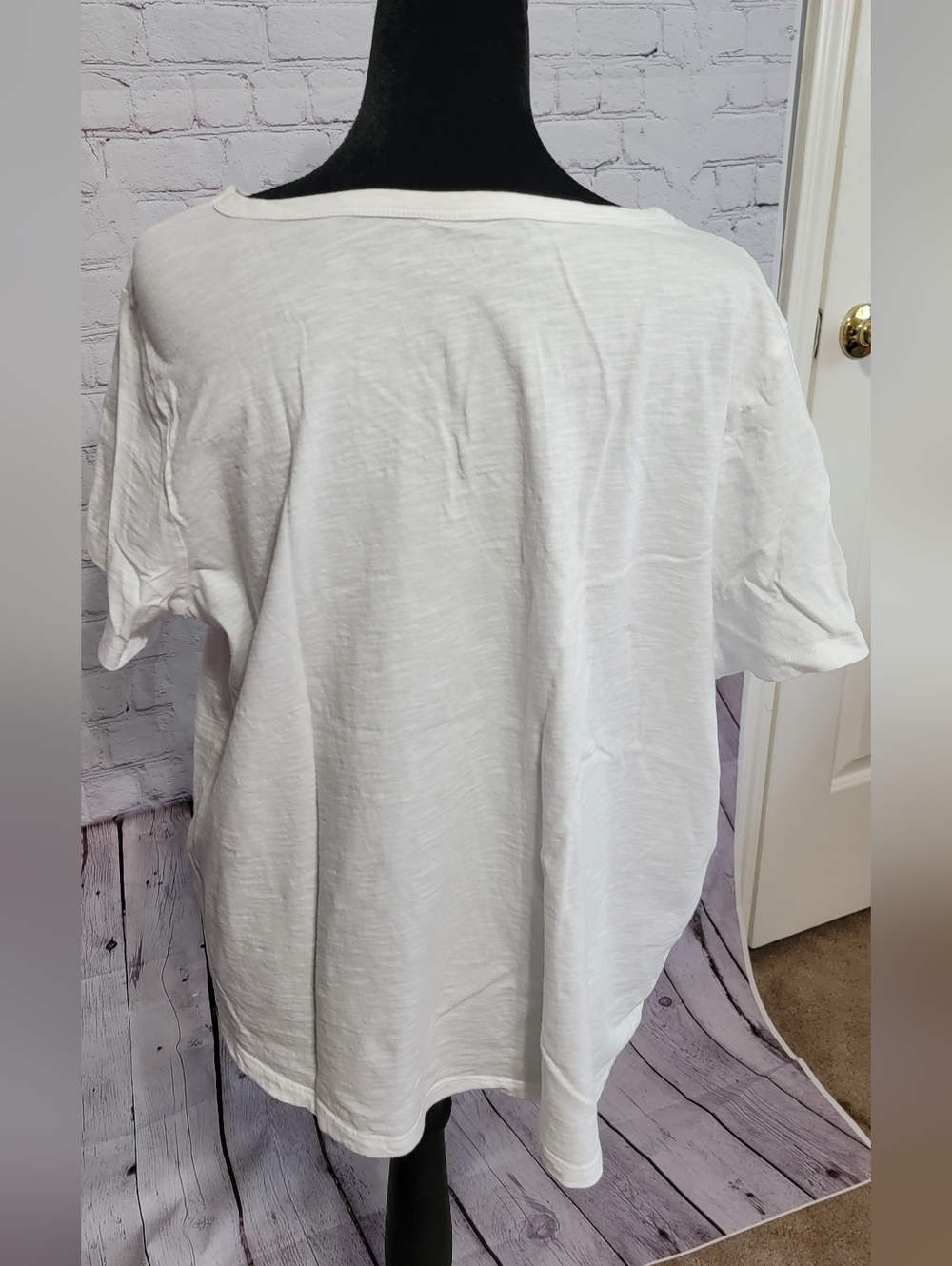 Old Navy White V-Neck Women's Top - Classic Casual Tee XL - Picture 2 of 3